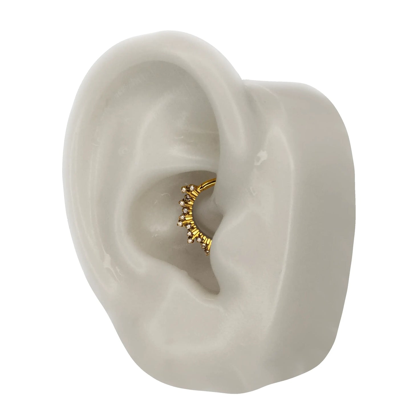 Anneau Piercing Velaryan porté sur daith – bijou lumineux en titane avec design en éventail