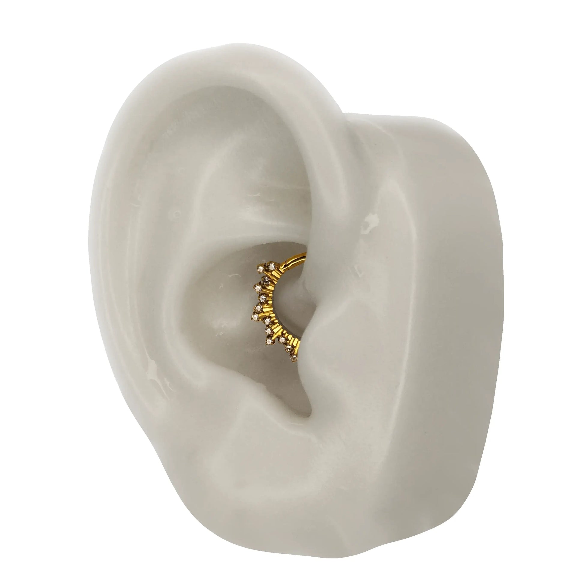 Anneau Piercing Velaryan porté sur daith – bijou lumineux en titane avec design en éventail