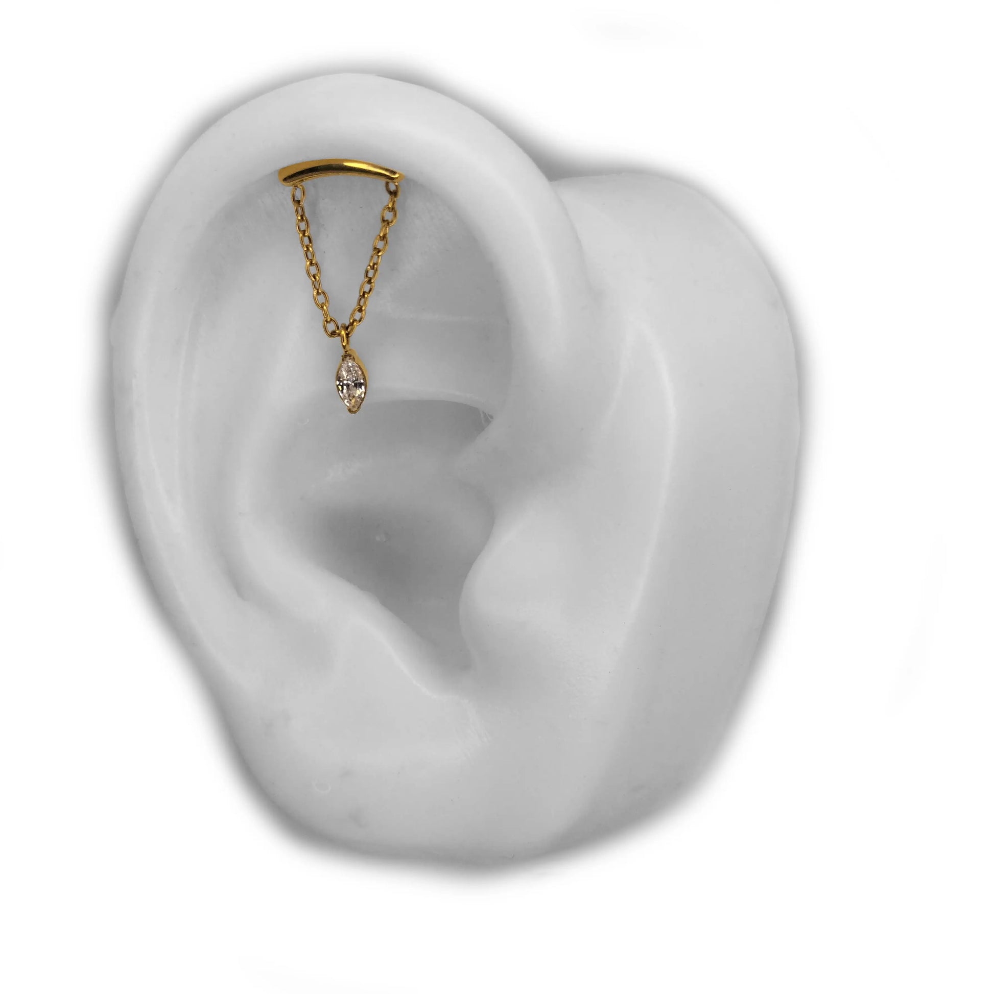 Piercing Elenya porté sur oreille silicone – rendu visuel du hidden helix doré avec chaîne et zirconium