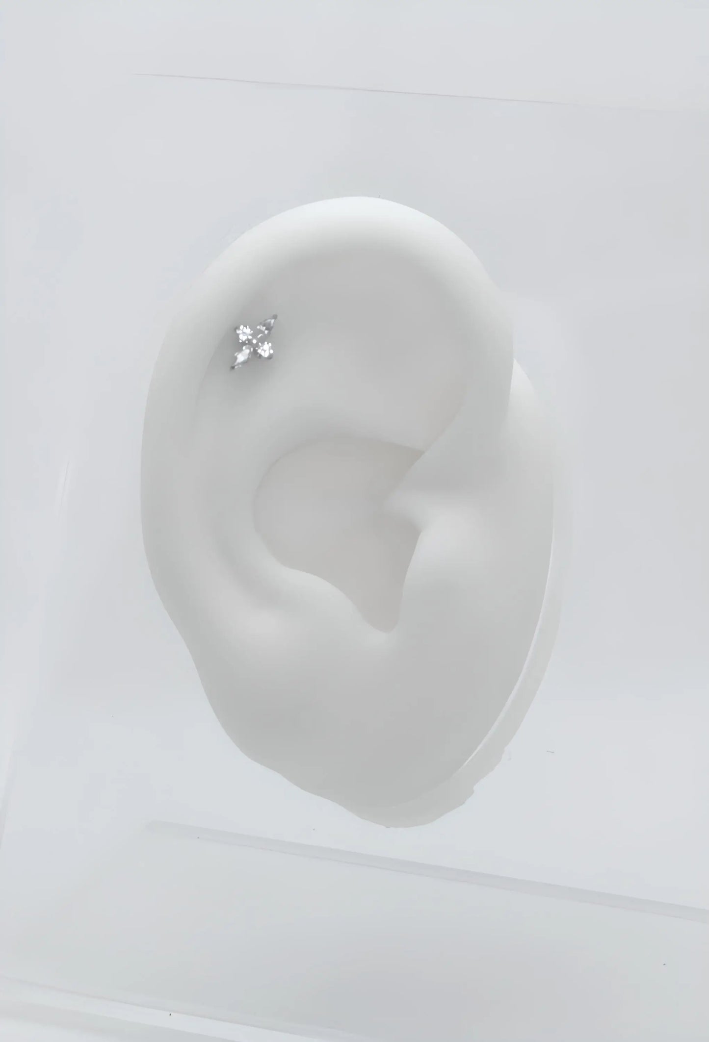 Piercing hélix en titane : 4 brillants blancs