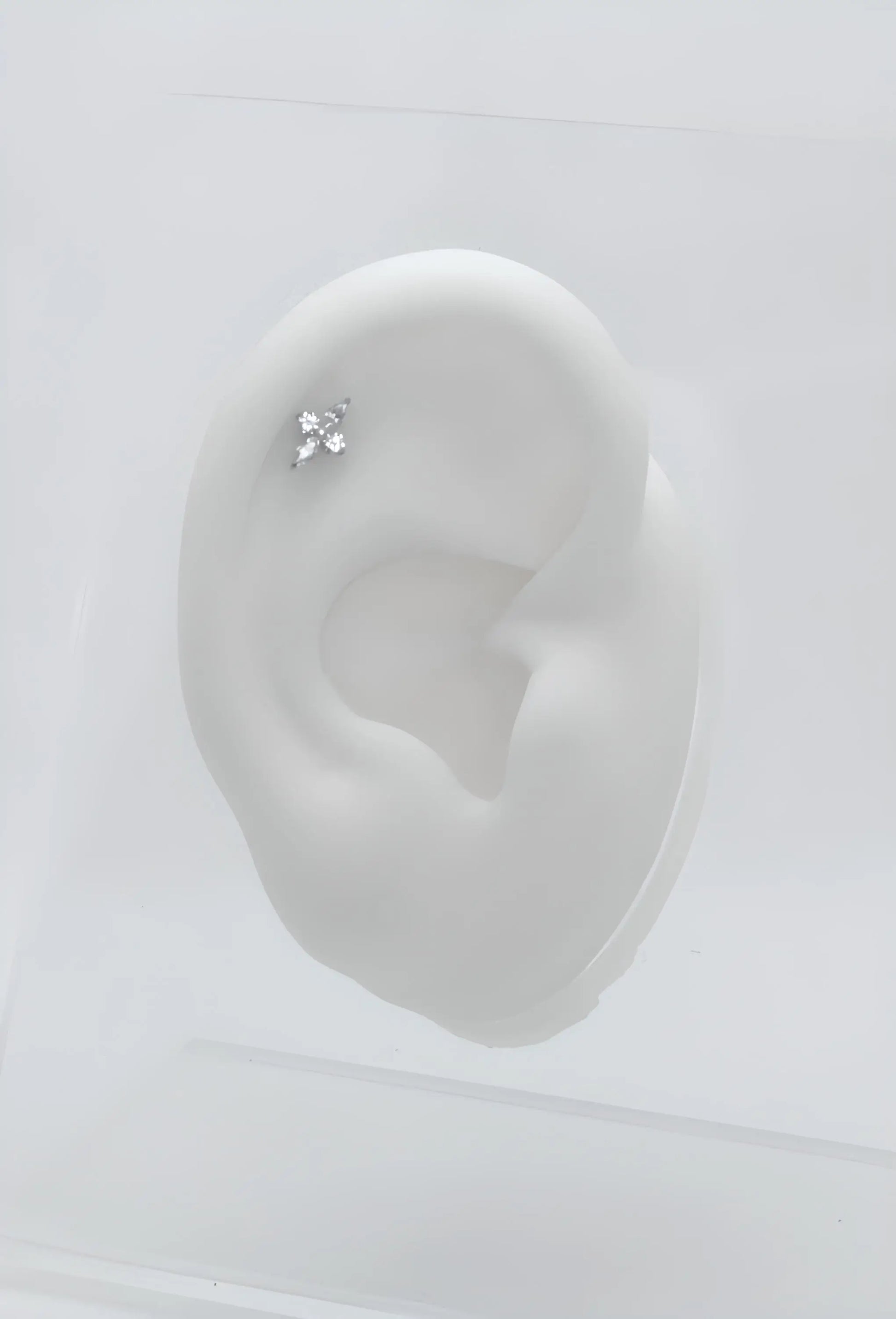 Piercing hélix en titane : 4 brillants blancs