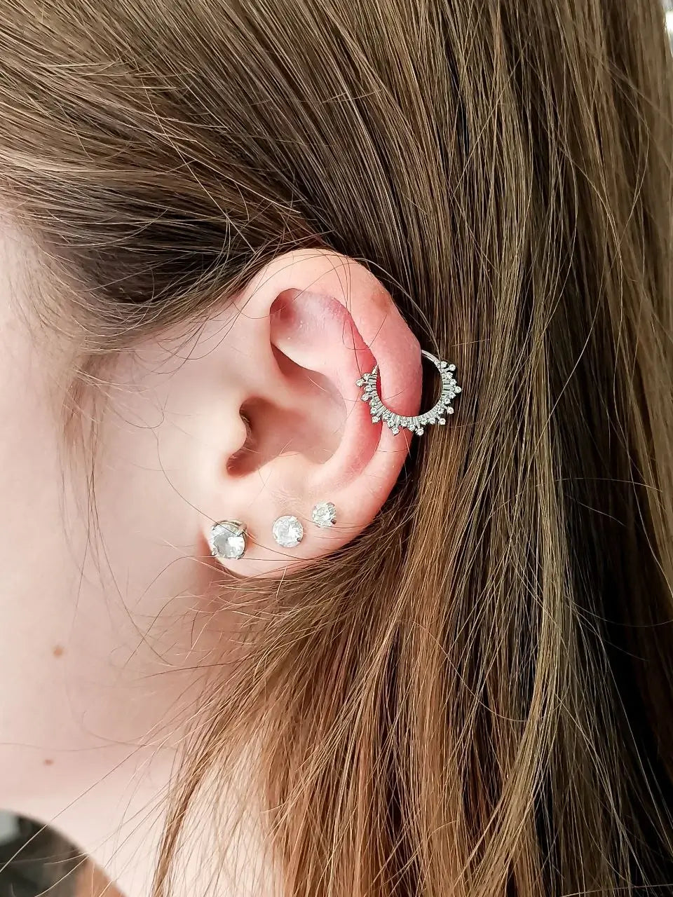 Piercing Velaryan porté sur hélix par une cliente