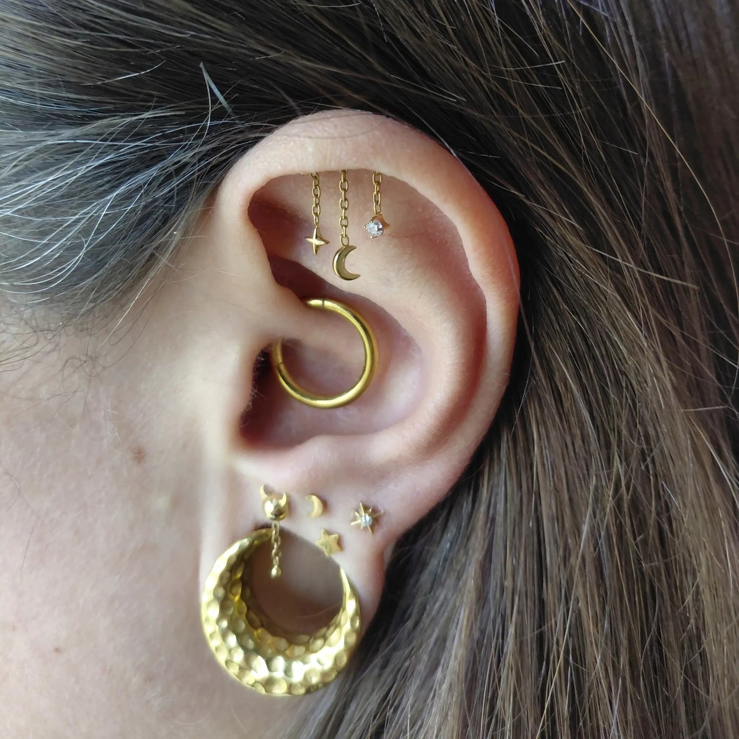 Bijou de piercing en titane pour l'hidden hélix "Galaxia" sur une oreille