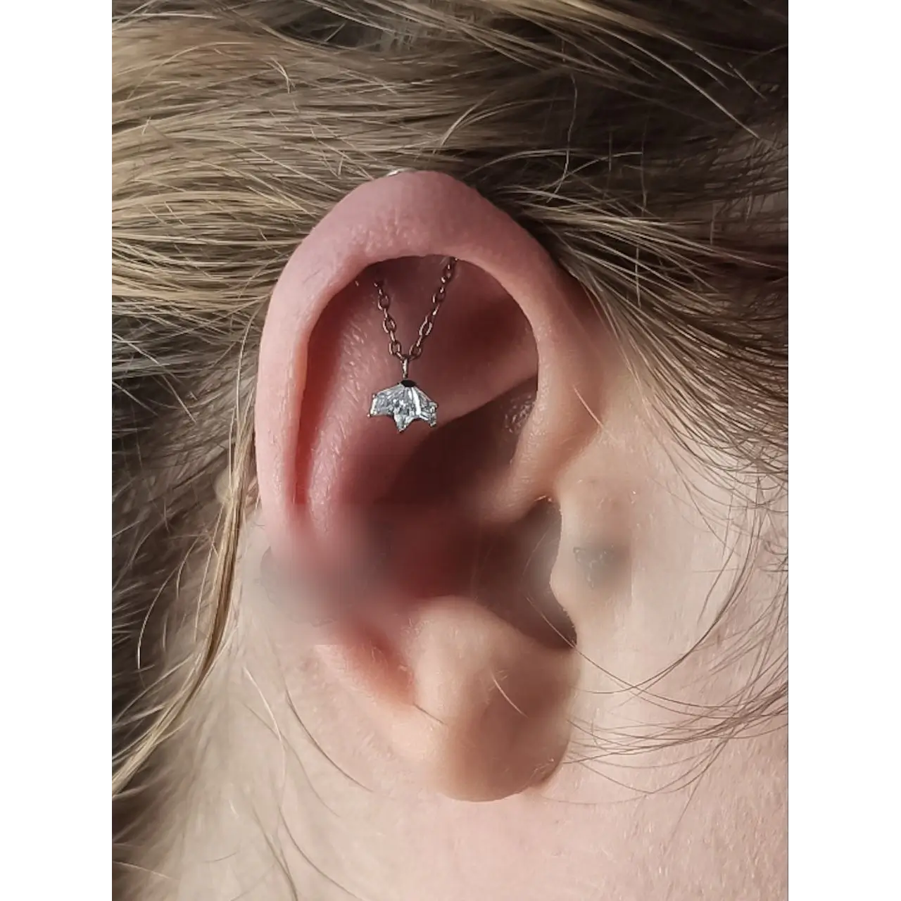 Melya porté sur un piercing hidden helix cicatrisé, bijou en titane ASTM F-136