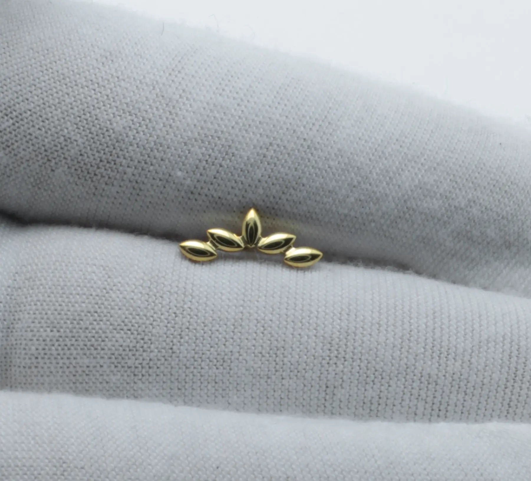 Piercing en titane de type cluster de marquises, finition PVD or. Idéal pour un bijou de piercing à l'hélix.