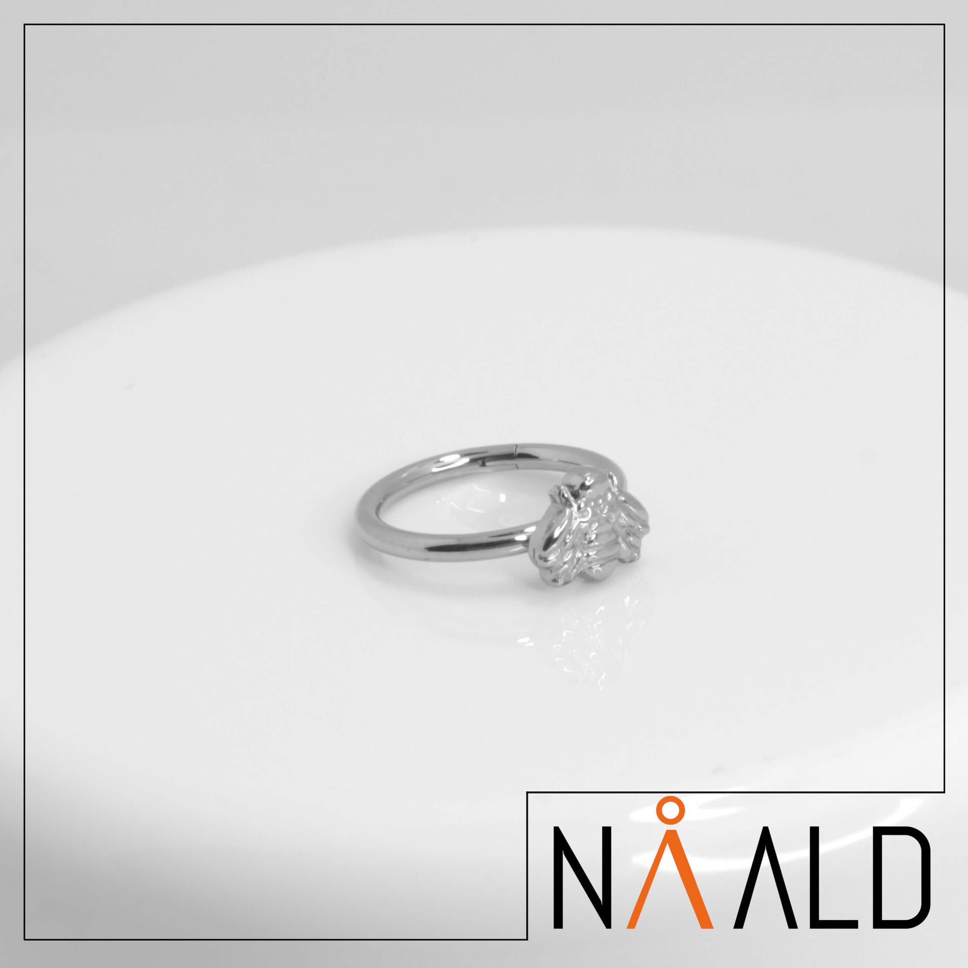 Anneau piercing titane abeille