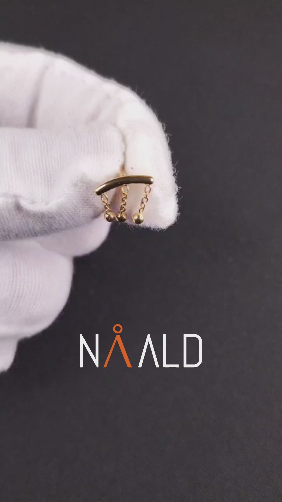 Vidéo de présentation de notre piercing avec triple chainette et pendants, finition PVD Or