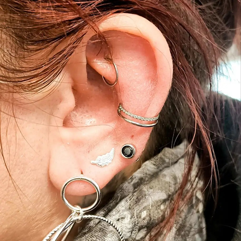 Piercing en titane double anneau pour le conch porté par une cliente Nåald