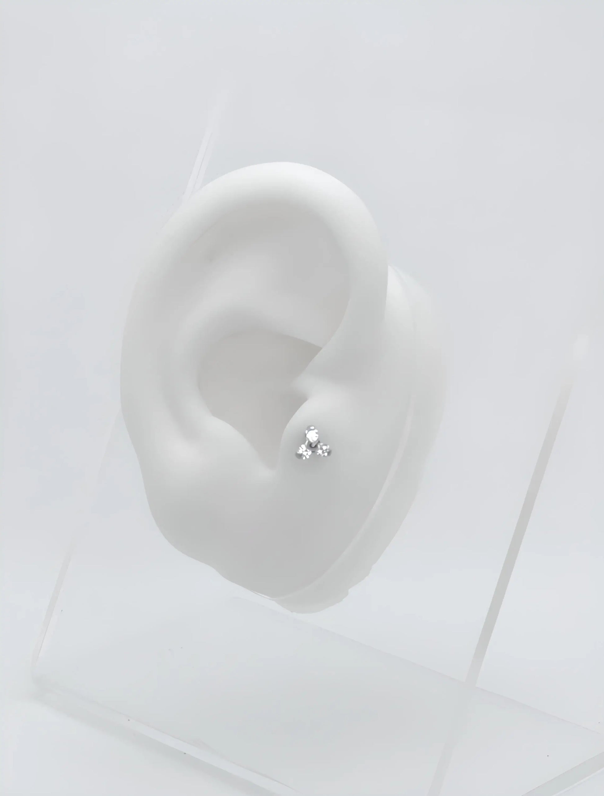 Piercing en titane pour le tragus de l'oreille avec 3 brillants blancs