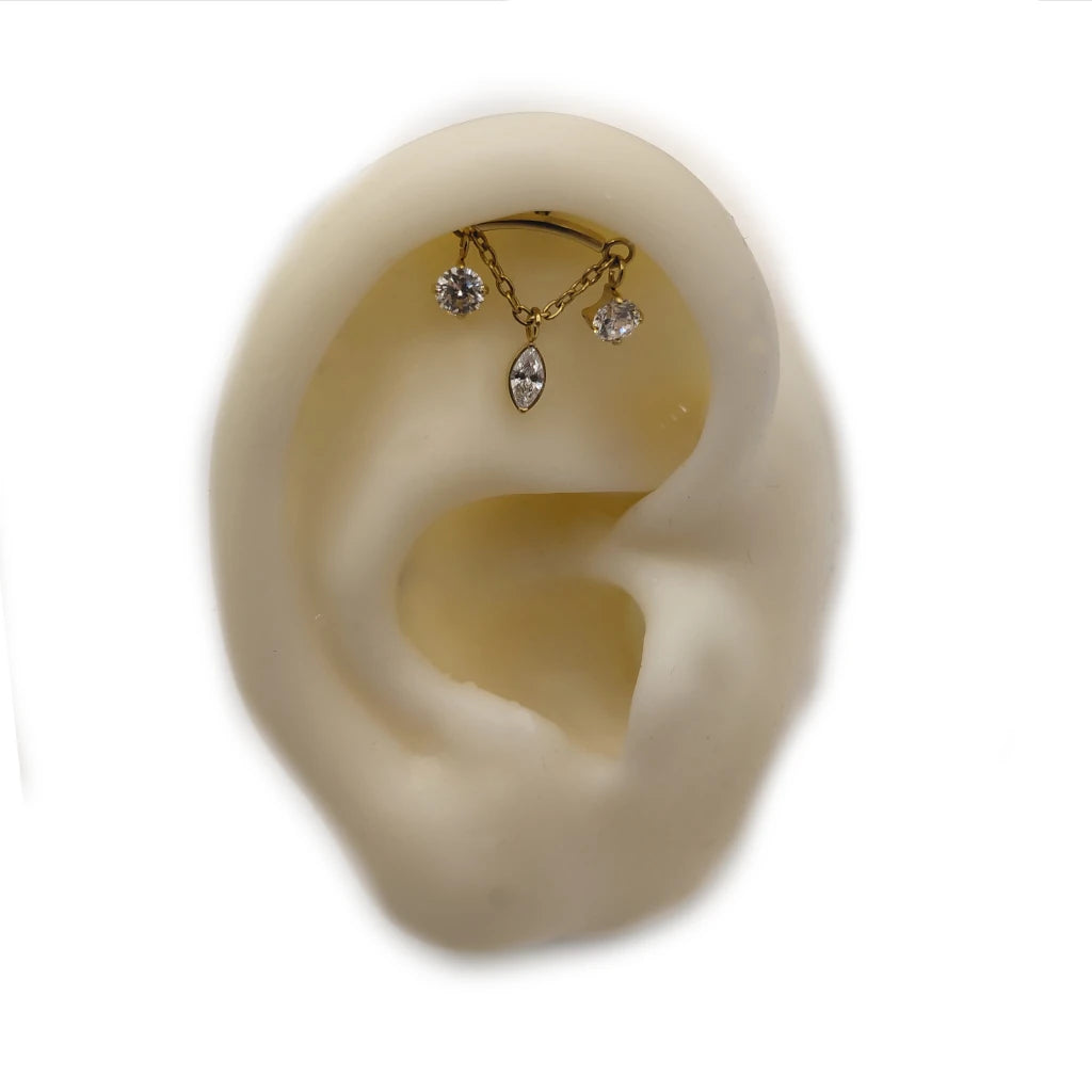 Athena porté sur piercing hidden helix, chaîne pendante 3 brillants en titane ASTM F-136