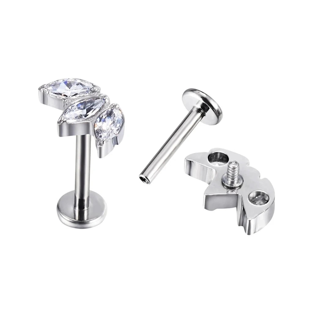 Piercing hélix Trilia en titane argenté avec pas de vis interne et motif triple zirconium