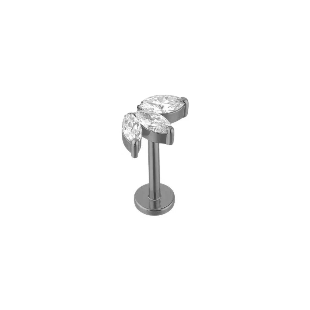Piercing hélix labret Trilia en titane ASTM F-136 argenté avec trois zirconiums navette