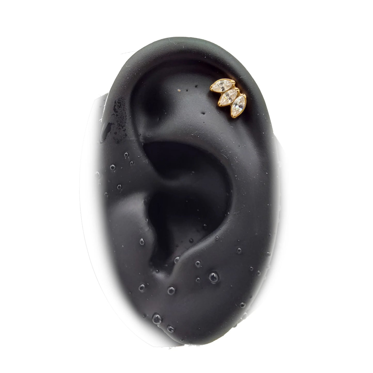 Piercing hélix Trilia porté sur oreille avec motif triple zirconium en finition dorée