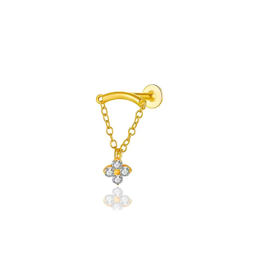 Folina, détail du pendentif trèfle et brillants pour piercing hidden helix en titane ASTM F-136 doré PVD