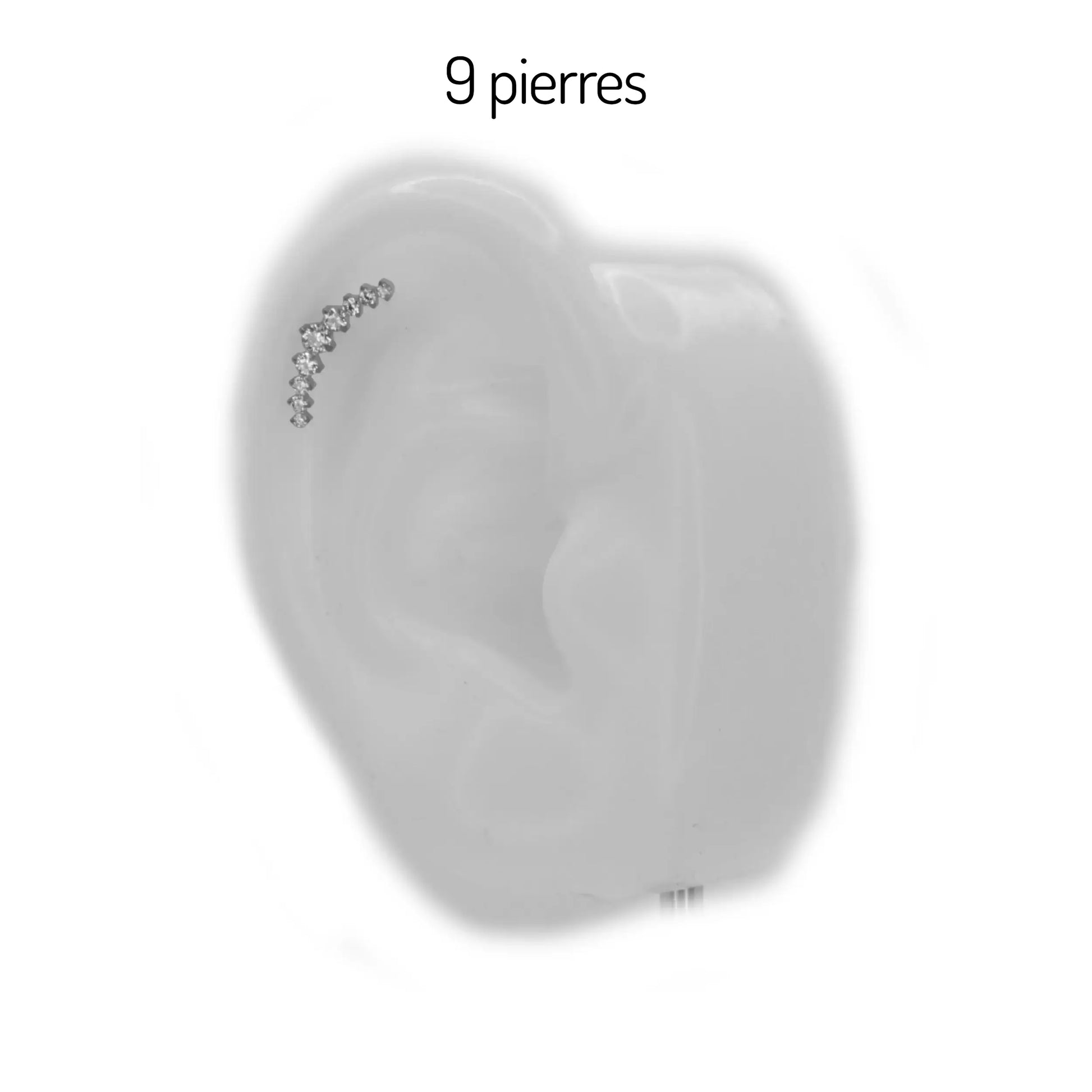Piercing labret en titane avec cluster de 9 pierres en zirconium porté - bijou hypoallergénique pour flat, hélix