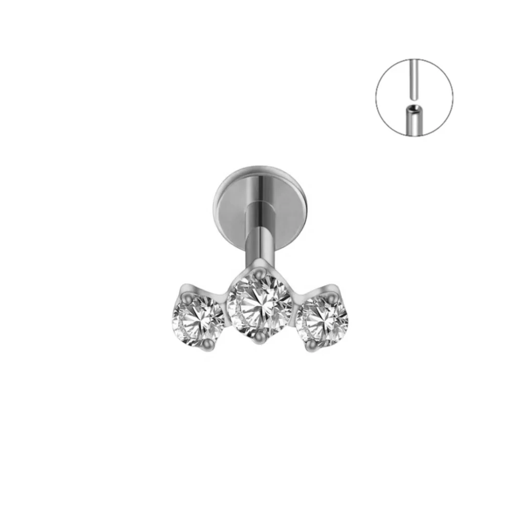 Piercing hélix Telma en titane ASTM F-136 argenté avec trio de zirconiums blancs et base labret
