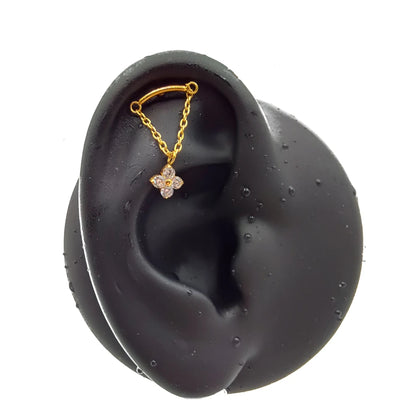 Folina, piercing hidden helix pendentif trèfle en titane ASTM F-136 finition PVD or porté sur oreille