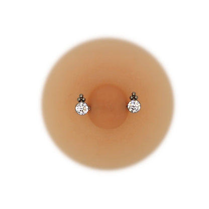 Piercing téton femme threadless en titane avec zirconium et billes porté sur téton en silicone